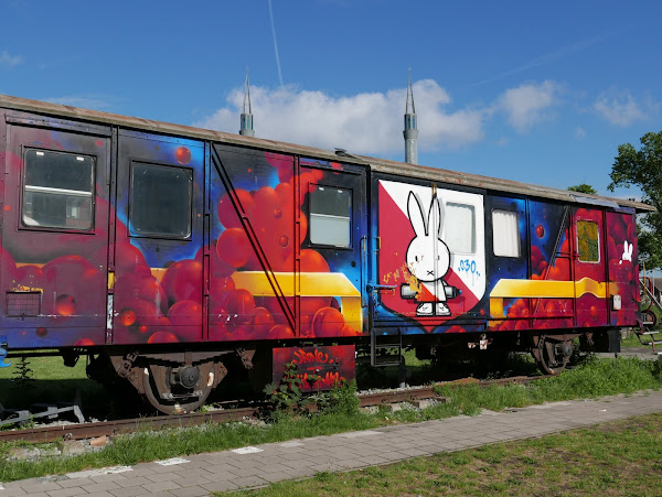 Nijntje-graffiti op oude treinwagon, Utrecht