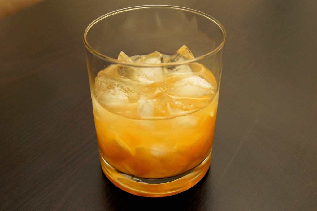 коктейль оранжевого цвета