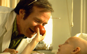 Fotograma de la película Patch Adams (1998), cine terapéutico basado en una historia real
