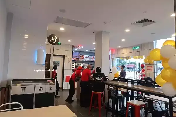 Gambar pelanggan dalam KFC Bukit Bunga