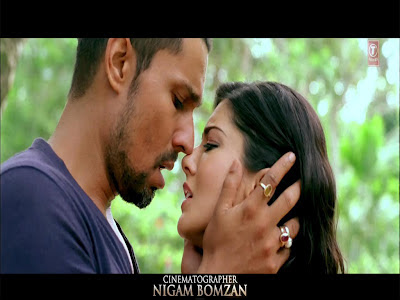 Sunny Leone Kiss with Randeep  Jism 2 Title Video Song