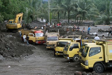 truk dump pasir CANTER antri loading