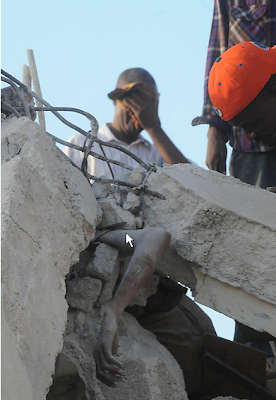 braço destroços haiti