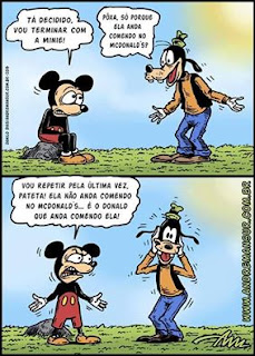 A Charge de Danilo Dias e André Mansur está dividida ao meio horizontalmente e mostra dois quadros, falas em balões e os personagens Mickey e Pateta em uma conversa ao ar livre. Eles estão frente a frente sobre um gramado, ao fundo o céu azul e no canto superior direito, o brilho desfocado do sol. Os dois personagens tem o corpo preto, Mickey tem orelhas redondas lateralizadas acima da cabeça e Pateta orelhas finas e longas abaixadas. Mickey tem os dentes alinhados e a cara clara e Pateta dois dentões separados na frente e apenas o focinho claro e mais longo e, ambos os focinhos finalizam com uma bolinha preta na ponta. Mickey usa bermuda vermelha com dois botões amarelos lado a lado na frente, luvas e meias brancas e sapatos amarelos. Pateta, o mais alto usa um chapeuzinho verde no topo da cabeça, colete preto sobre uma camiseta de gola role e mangas longas na cor amarela, calças azuis e sapatos marrons.  Q1- Mickey está sentado sobre uma pedra, encolhido, com os braços cruzados sobre o colo, com grandes olhos entristecidos e boca entreaberta anuncia: Tá decidido, vou terminar com a Minie! Pateta com os braços abertos na altura dos quadris contemporiza: Pôxa, só porque ela anda comendo no MCDonald´s?  Q2- Mickey furioso levanta da pedra, arregala os olhos e arreganha os dentes esbravejando: Vou repetir pela última vez, Pateta! Ela não anda comendo no MCDonald´s...é o Donald que anda comendo ela!