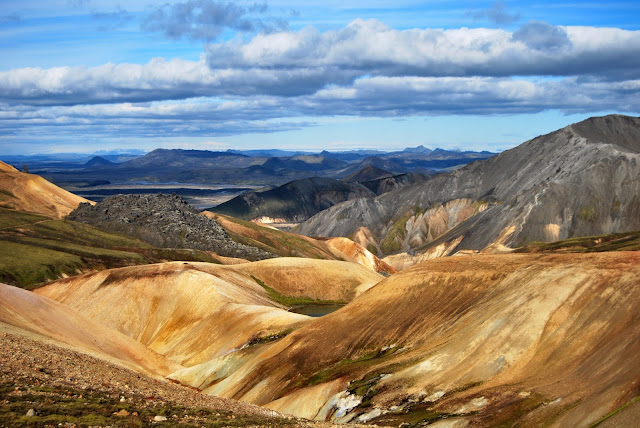 Diferentes colores en el parque de landmannalaugar, en el principio del trekking del laugavegur, en islandia