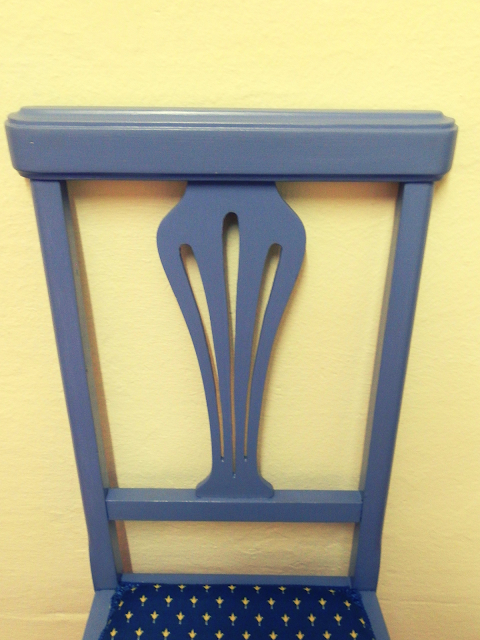 imagen silla pintada azul