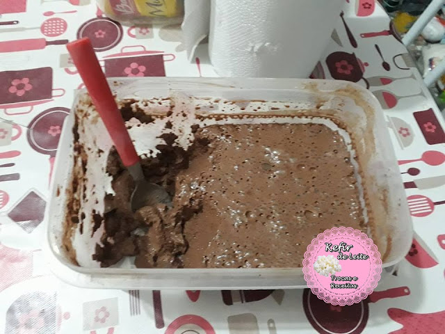 MOUSSE DE CHOCOLATE COM KEFIR DE LEITE