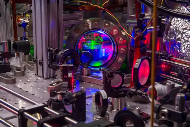 The quantum boomerang effect was observed in a vacuum of 100,000 lithium atoms.Tony Mastres/David Weld Lab at University of California, Santa Barbara