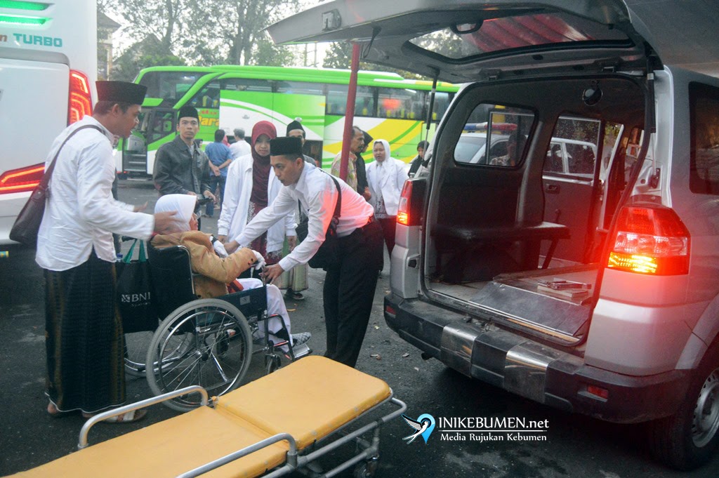 Satu Jamaah Calon Haji Kebumen Diberangkatkan Naik Ambulan