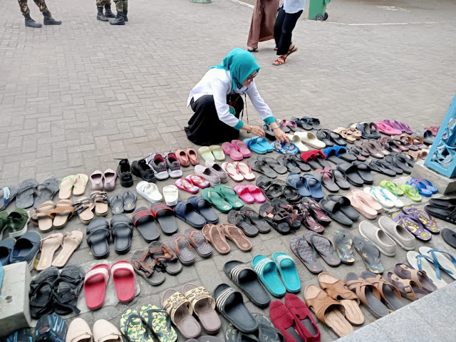Mengulik Aktifitas Unik Siti Muslikah, Anggota Legislatif Yang Suka Merapikan Sepatu dan Sandal Tamu