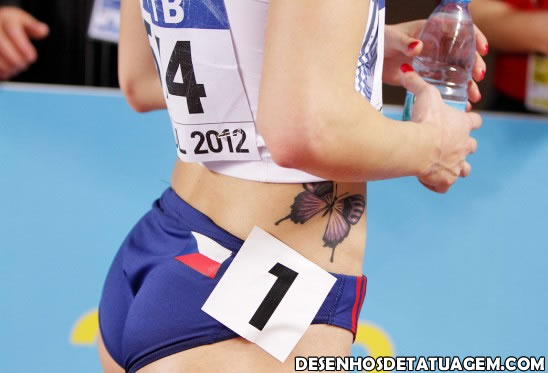 Atleta com tatuagem de borboleta