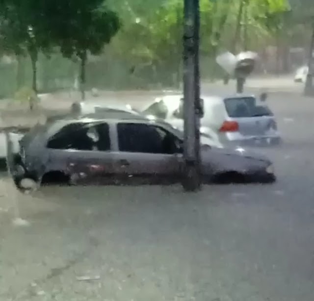 Temporal arrastou veículos e provocou alagamentos em em Santa Cruz do Capibaribe; 117,55 mm foram registrados 