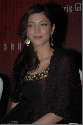 2 Suriya and Shruti Stills in 7 Am Arivu Press Meet
