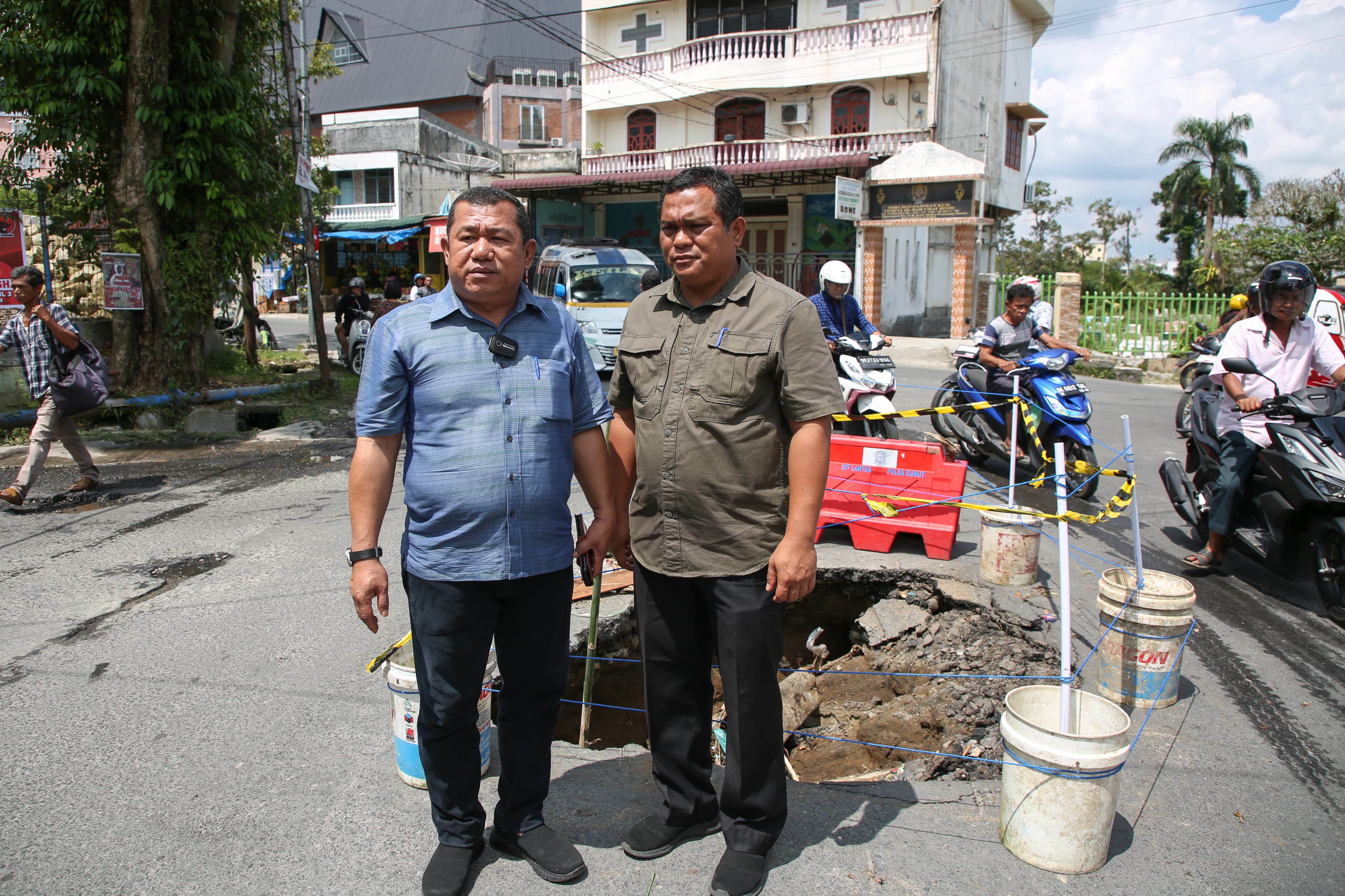 Kepala Dinas PUTR dan Kadis Kominfo Siantar Tinjau Jalan Rusak di jalan Sibolga