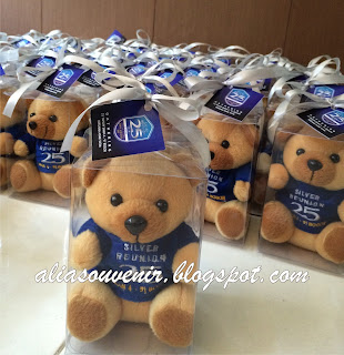 souvenir boneka beruang