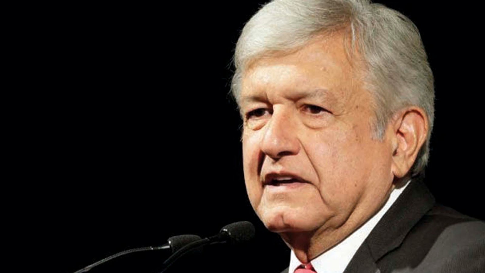 Los funcionarios se pagan hasta sus cirugías plásticas con dinero público, acusa AMLO.