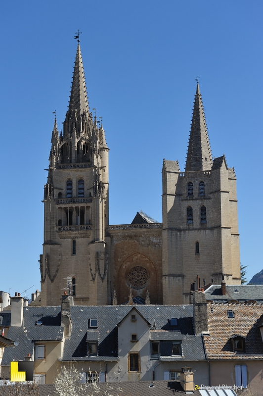 cathédrale de mende au dessus des toits photo pascal blachier