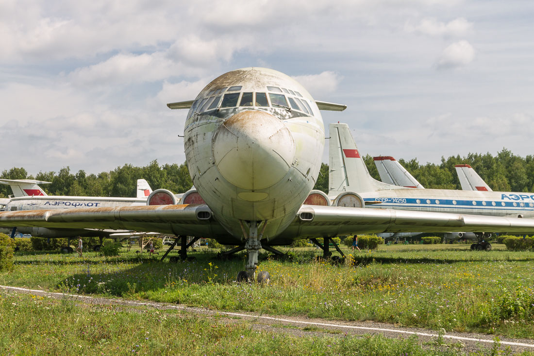 Самолёт Ил-62 вид спереди