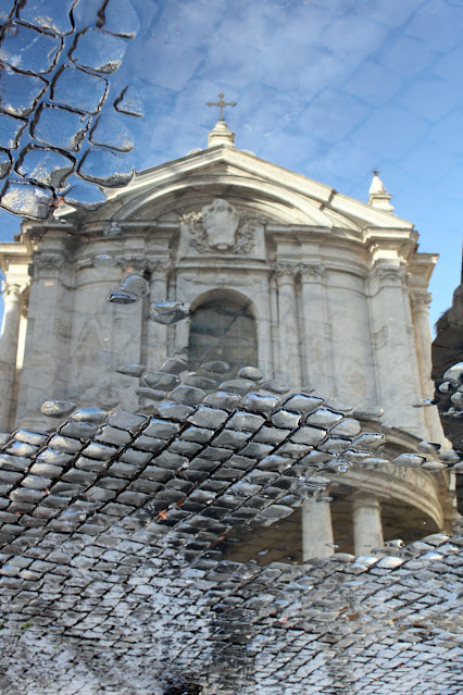 Chiesa riflessa in una pozzanghera-Roma