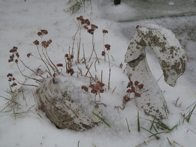 snowy swan planter