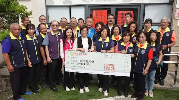 ▲彰化縣和美鎮南佃社區參與內政部消防署113年績優韌性社區評鑑，榮獲全國特優獎殊榮，彰化縣長王惠美今天上午特別前往南佃社區貼紅榜祝賀。（記者林明佑翻攝）