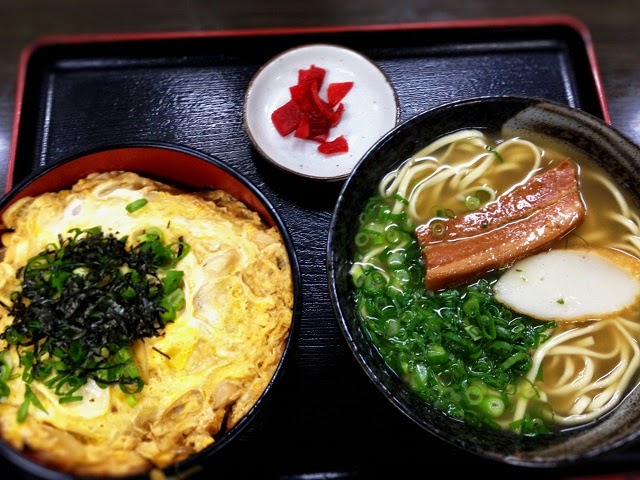 親子丼(小)・小そばセットの写真