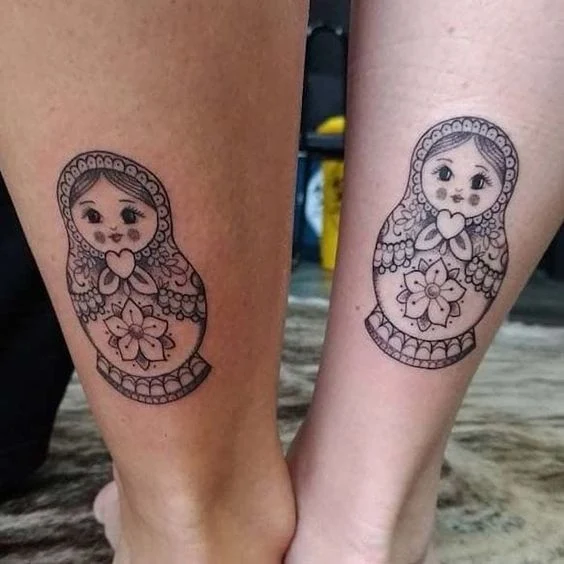 Tatuaje de Matrioska para mujer que es una delicia