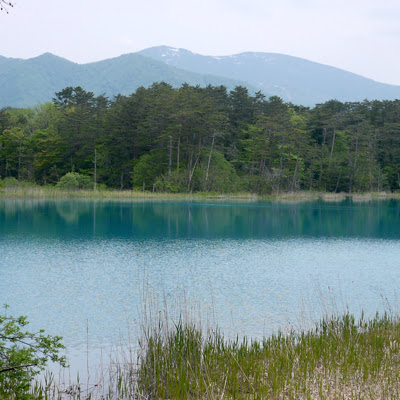 弁天沼と西吾妻山、西大嶺