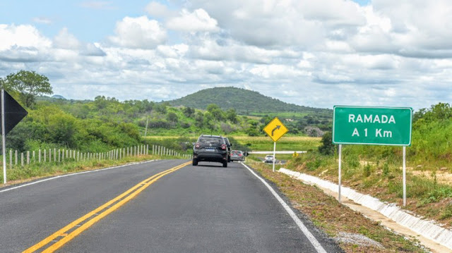 João Azevêdo inaugura estrada de Ramada e autoriza construção de ginásio em São Francisco