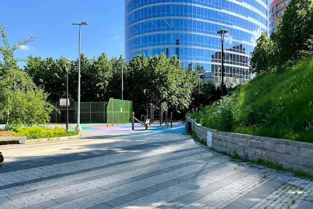 Кутузовский проспект, дворы, спортивная площадка, бизнес-центр Poklonka Place