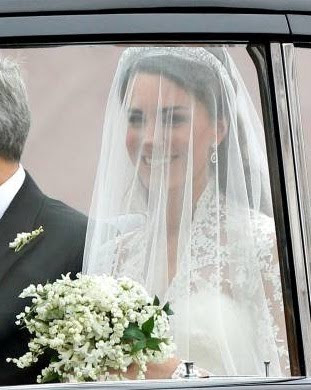 la bella novia kate middleton en el auto que la llevó a la iglesia junto a su padre