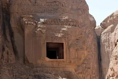 الطبيعية في العلا ومنحوت في الجبال