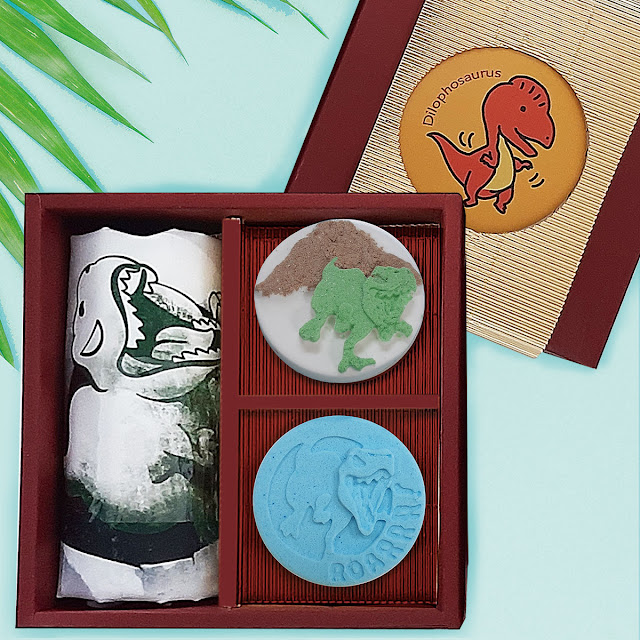 侏儸紀泡澡文創禮盒，裡面有恐龍T和兩顆獨家恐龍浮雕泡澡錠