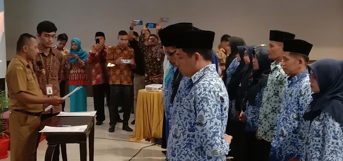 Korsek Bawaslu Anton Wira Tanjung Kukuhkan 17 Kasek Panwascam se Padang Pariaman