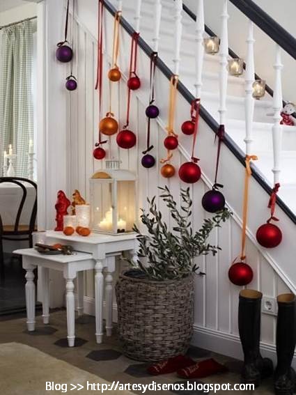 COMO DECORAR ESCALERAS PARA NAVIDAD by artesydisenos.blogspot.com