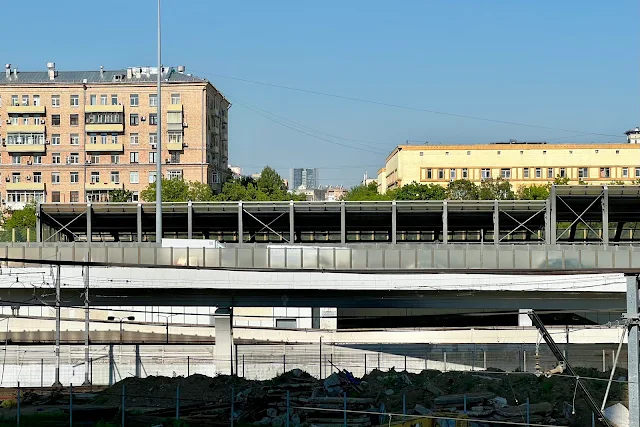 Поклонная улица, вид со смотровой площадки бизнес-центра Poklonka Place, транспортная развязка Кутузовского проспекта с Третьим транспортным кольцом