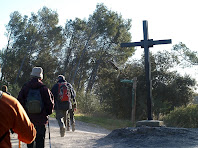 La Creu de Querol al mig del coll del mateix nom