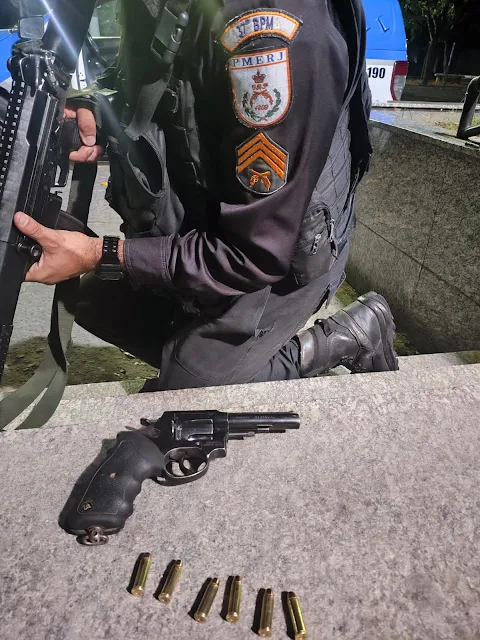 Homem armado resiste abordagem policial após tentativa de assalto em Resende
