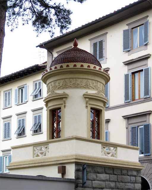 Turret on a corner, Via Ventisette Aprile, Via Santa Reparata, Florence