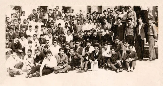 صورة تذكارية في المدرسة السعدية الثانوية عام 1966م، تجمع طلاب التوجيهي العلمي والادبي مع بعض الأساتذة بمناسبة تخرجهم في ذلك العام