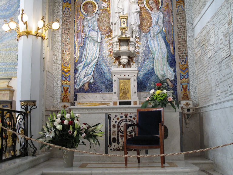 Altar da aparição e cadeira onde Nossa Senhora sentou, na capela da Rue du Bac, Paris