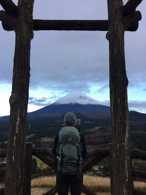 十里木高原展望台から富士山を眺める女