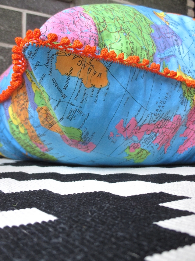 DIY - wereldkaartkussen met gehaakt randje / 'map-of-the-world'-pillow with crocheted edge