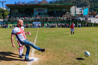 Prefeito Vinicius Claussen dá pontapé inicial no jogo amistoso 'Amigos de Terê x 'Amigos do Romário'