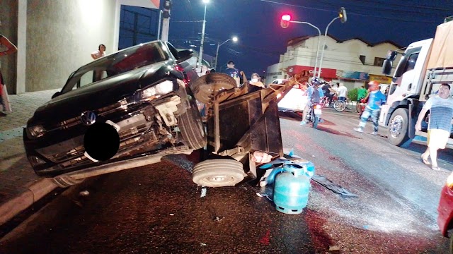 Colisão entre carro e duas motos deixa motociclista gravemente ferido em avenida de Parnaíba