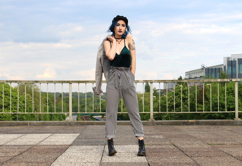 photo pour look avec pantalon rayé paperbag