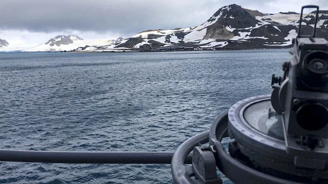 Navegando entre "escombros de hielo", evacuaron a un soldado herido en la Antártida