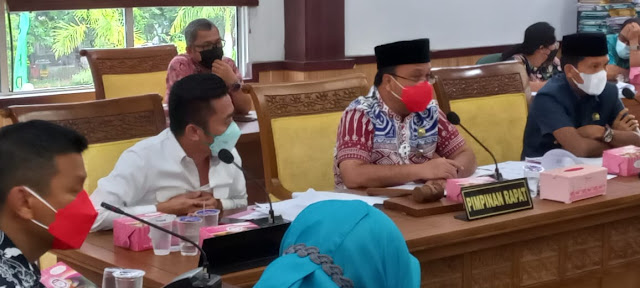 AGENDA DPRD KOTA BATAM,Jum'at 13 Agustus 2021.   -Rapat Dengar Pendapat Menindaklanjuti Pengaduan warga terkait Banjir yang di akibatkan Penimbunan tanah dan Penutupan Parit Utama JAM : 10.00 Wib TEMPAT : Ruang Rapat Komisi III DPRD Kota Batam UNDANGAN UNTUK : - Kadis Bina Marga - Dir PT Graha Pandan Sari - Camat Sei Beduk - Lurah Tanjung Piayu - Ketua Rt/Rw.   - Rapat Dengar Pendapat Menindaklanjuti Pengaduan Warga Terkait Pembuangan Limbah Sembarangan JAM : 13.00 Wib TEMPAT : Ruang Rapat Komisi III DPRD Kota Batam.   - RAPAT PARIPURNA  Mengenai -Laporan Badan Anggaran sekaligus Penandatangan Nota Kesepakatan KUA/PPAS APBD Kota Batam TA 2022 - Laporan Badan Anggaran sekaligus Penadatangan Nota Kesepakatan KUA/PPAS Perubahan APBD Kota Batam TA 2021 - Laporan Pansus Pembahasan Ranperda RPJMD Kota Batam 2021-2026 Sekaligus Pengambilan Keputusan - Penyampaian dan / Penjelasan Walikota Batam terhadap Ranperda Perubahan Perda Nomor 1 dan Pembangunan,Perda Nomor 10 Tahun 2011 tentang Pajak Bumi dan Bangunan Pedesaan dan Perkotaan dan Perda Nomor 7 Tahun 2017 tentang Pajak Daerah JAM : 14.00 Wib TEMPAT : Ruang Sidang Utama DPRD Kota Batam PAKAIAN YG DI KENAKAN ANGGOTA DEWAN : - Melayu Lengkap  DIHADIRI SECARA FISIK : - Pimpinan Rapat - Walikota / Wakil Walikota - Perwakilan TAPD - Juru Bicara Banggar - 1 (satu) perwakilan Fraksi  DIHADIRI SECARA VIRTUAL  ZOOM MEETING : ID : 7240612031 PASWORD : paripurna - Seluruh Anggota Dewan Lainnya - Undangan & Kepala OPD.