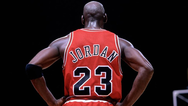 DEPORTES: Compañía china indemnizará a Michael Jordan por "daños emocionales".
