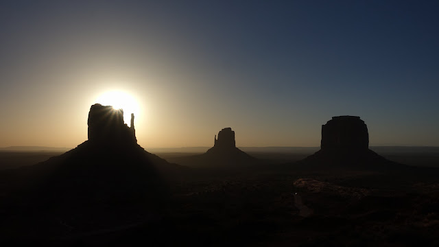 Zonsopkomst, Monument Valley, West Mitten Butte, Merrick Butte, East Mitten Butte